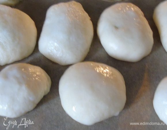 Выкладываем на противень застеленный пергаментом. Смазываем их кисточкой, обмакивая ее в смесь масла и пудры.