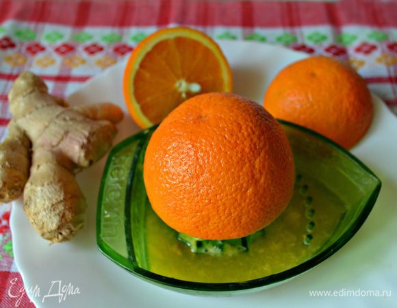 Приготовить соус. Для этого необходимо выжать сок 2 апельсинов (получилось 200 мл).