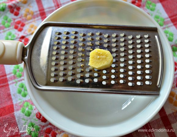 На мелкой тёрке натереть кусочек 1-1,5 см корня имбиря. 
