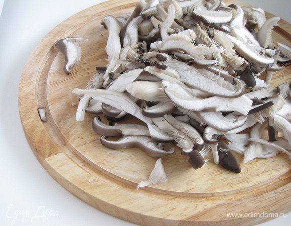Вешенки почистить и нарезать полосками.