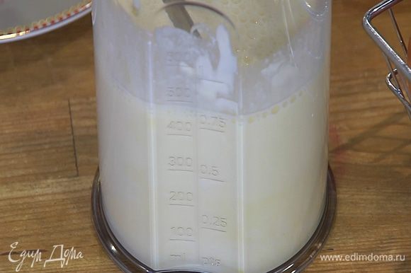 Сливочный сыр соединить с 1 ст. ложкой сметаны, 1 ст. ложкой сливок и яйцом, влить молоко и все перемешать.