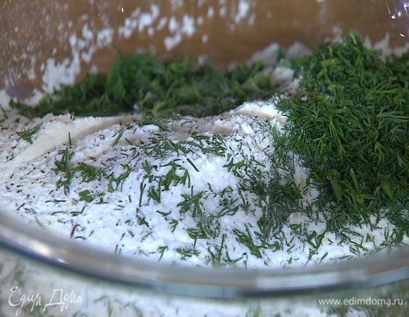 Пучок укропа мелко порубить и добавить к муке.