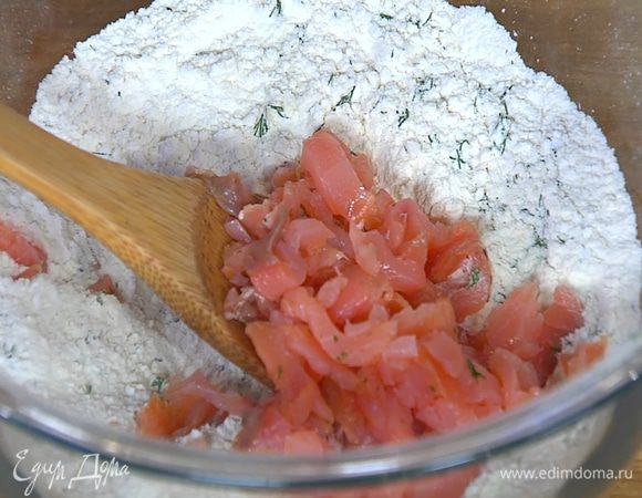 Семгу нарезать маленькими кусочками (немного оставить для украшения), добавить к муке с укропом и перемешать.