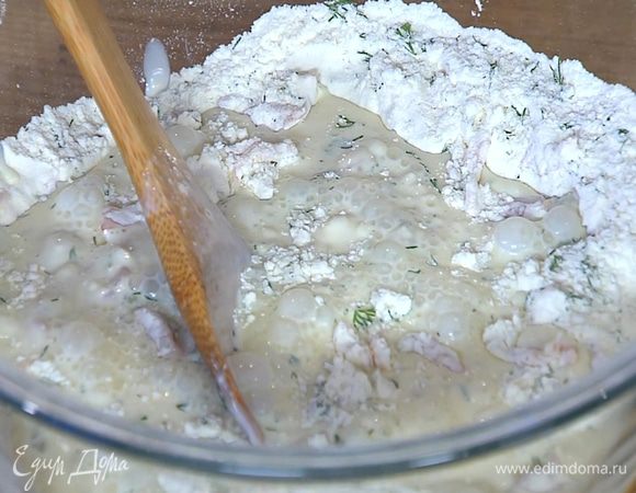Муку с семгой соединить со сливочно-молочной смесью, вымешать тесто.