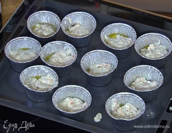 Формочки для кексов смазать оливковым маслом и наполовину заполнить тестом.