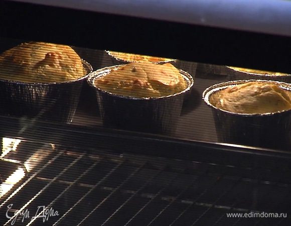 Выпекать капкейки в разогретой духовке 20 минут, затем вынуть из форм и остудить.