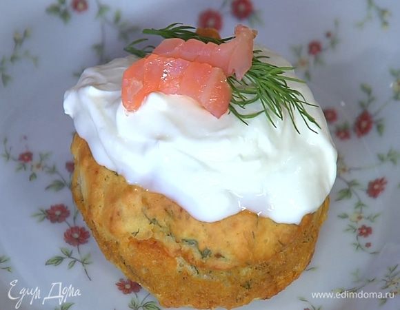 Оставшуюся сметану перемешать со сливками и выложить сверху на капкейки, украсить семгой и веточками укропа.