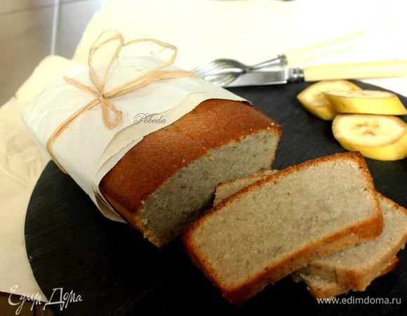 Даем немного остыть в форме, затем полностью на решетке и можно дегустировать.
Если хотим десерт без корочки с равномерной консистенцией, то оберните его пленкой или положите в п/э пакет и оставьте при комнатной температуре часов на 6.
И наслаждайтесь каждым кусочком!
