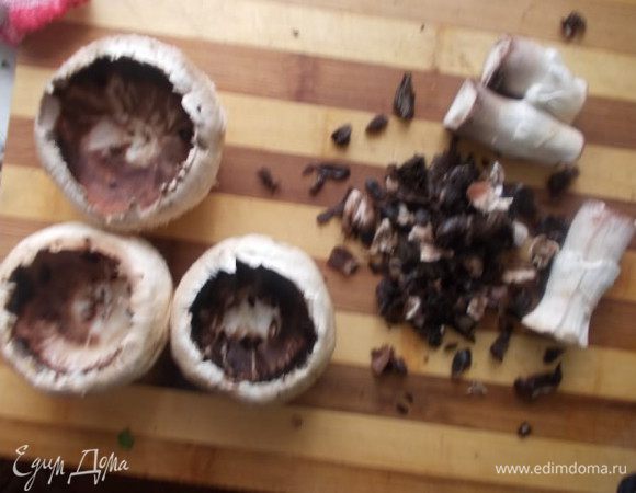 Из грибочков убрать ножку и ложкой вынуть серединку, мелко порезать.