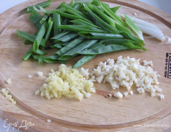 Очистить чеснок и имбирь, мелко порубить. Зеленый лук нарезать по диагонали перьями.