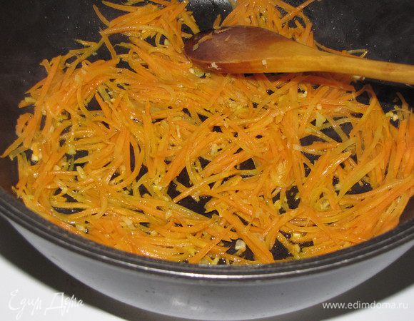 Положить в вок чеснок и имбирь и жарить 1 минуту, постоянно помешивая. Всыпать морковь и, помешивая, жарить 2 минуты.