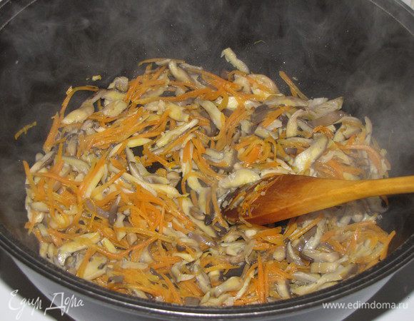 Добавить вешенки и готовить еще 3 минуты.