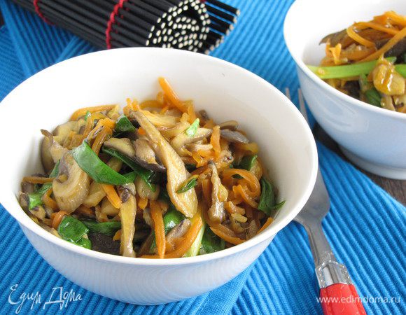 Стир-фрай из вешенок и моркови готов. Приятного аппетита! 