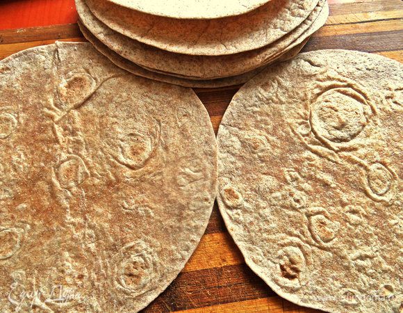 Нужны любые лепёшки, лаваш или такие цельнозерновые тортильи, которые всегда "дежурят" в холодильнике у меня!