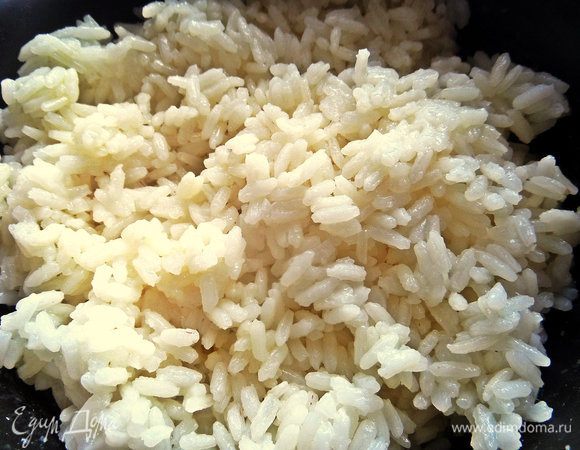 Рис заранее отвариваем, хватит одного варочного пакетика.