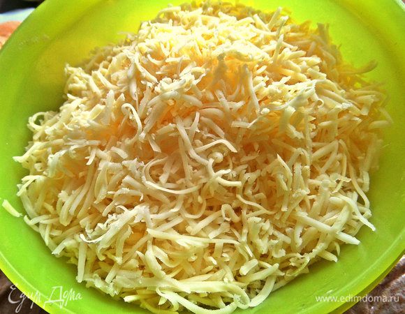 Сыр мелко натереть, я тоже это делаю заранее и держу под крышкой в холодильнике.