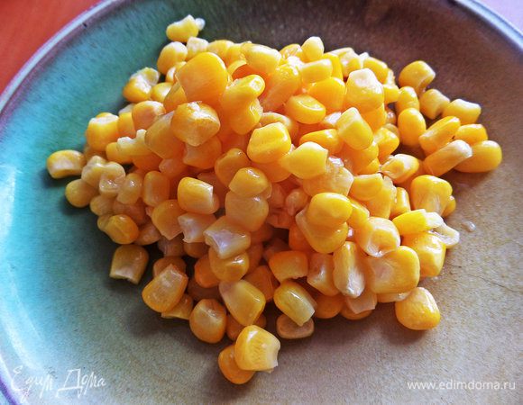 Кукурузе даём стечь от рассола.