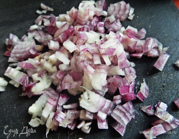 Лук измельчить, лучше красный.