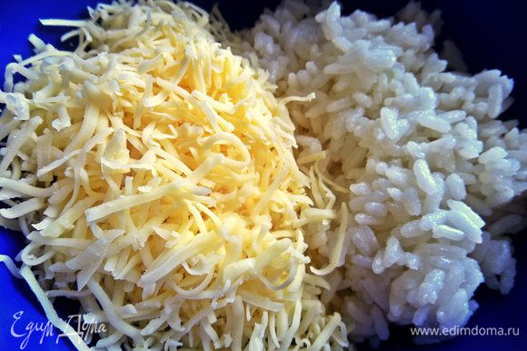 Начинаем соединять рис, сыр (не все 70 г, оставить пару щепоток на швы!).