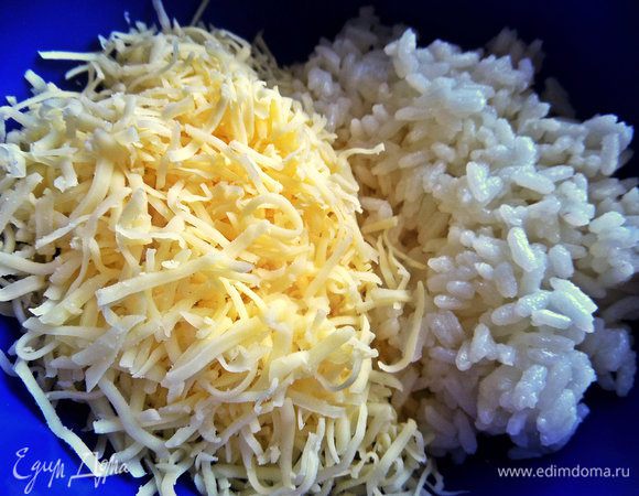 Начинаем соединять рис, сыр (не все 70 г, оставить пару щепоток на швы!).