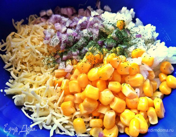 Кукурузу, лук сырой, укроп сушёный. Зелень лучше свежая, если есть.