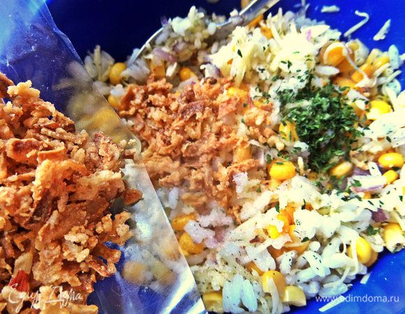 Я купила в отделе восточной кухни пакетик с готовым сухим жареным луком. У него очень сильный аромат, вот его и добавила в начинку. Примерно горсть. Он такой вкусный, что можно просто так есть, как чипсы!