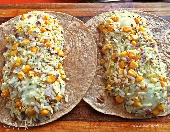 Утрамбовываем плотно начинку на яйца в виде полена. Хватает на две лепёшки. Загибаем к центру края.