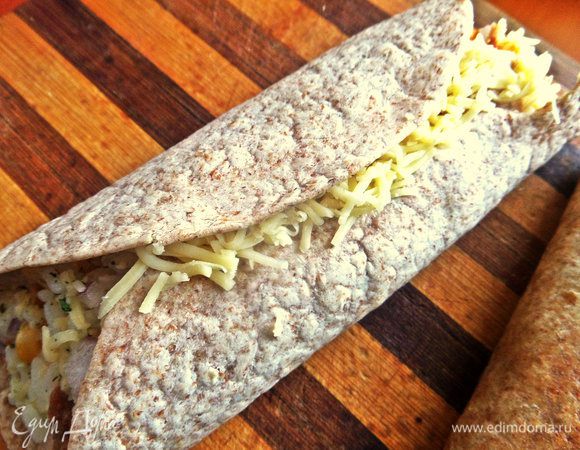 Подсовываем немного сыра под швы лепёшки сверху. Если брать тонкий лаваш,то края можно загнуть, чтобы начинка не вылезла.