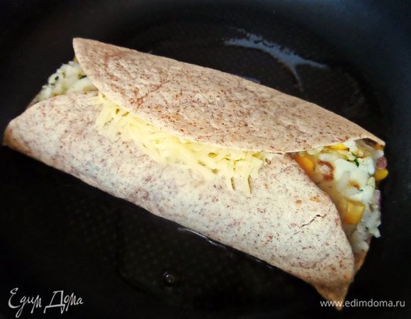 Кладём на смазанную сковороду и жарим сначала снизу.