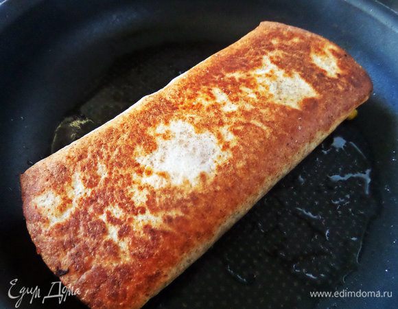 Затем с помощью лопатки переворачиваем и обжариваем вторую сторону, чтобы закрепить шов.
