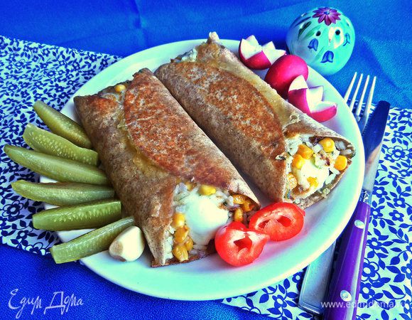 Можно подать целую каждому, но она довольно сытная.