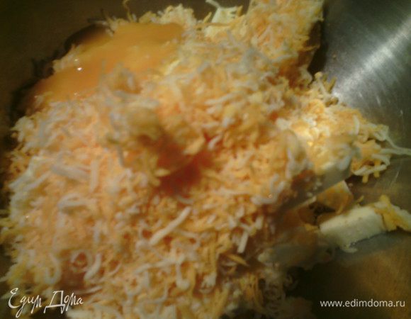 Смешать все ингредиенты, хорошо вымесить до однородной массы, завернуть в пищевую плёнку и убрать в холодильник на 30 минут. 