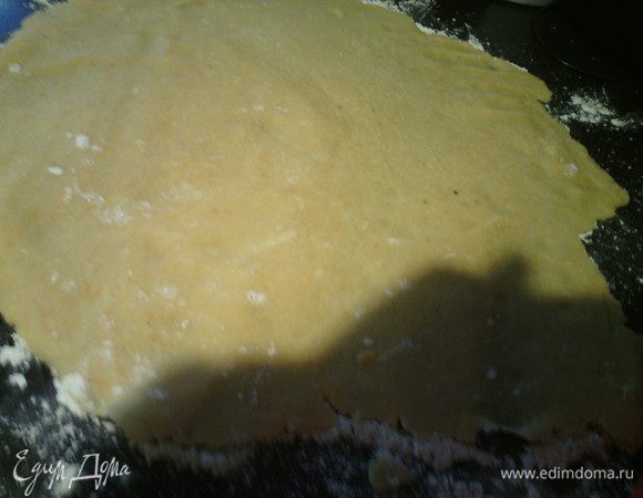 Посыпать рабочий стол мукой и раскатать тесто.