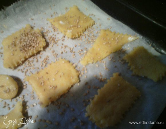 Форму печенья вырезайте как вам удобнее. Затем посыпьте кунжутом. 