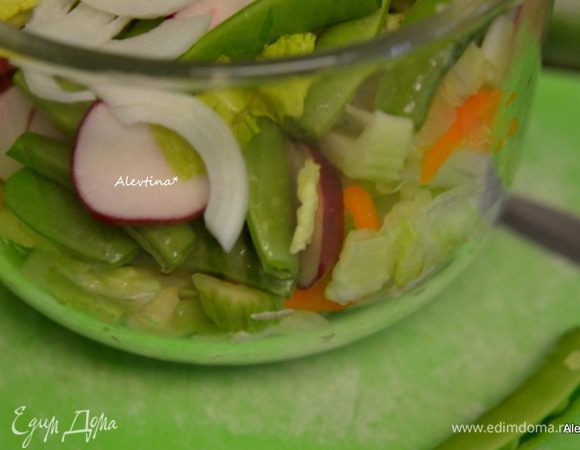 Салат можно любой - айсберг или бостон. Листья порвать, редис тонко нарезать, сельдерей нарезать, горошек стручковый помыть и кончики отрезать, лук тонко порубить, красный перец тонко нарезать. Все сложить в салатную емкость и перемешать.