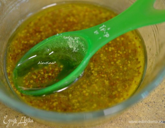 Для заправки смешать ингредиенты. Заправлять салат перед подачей.