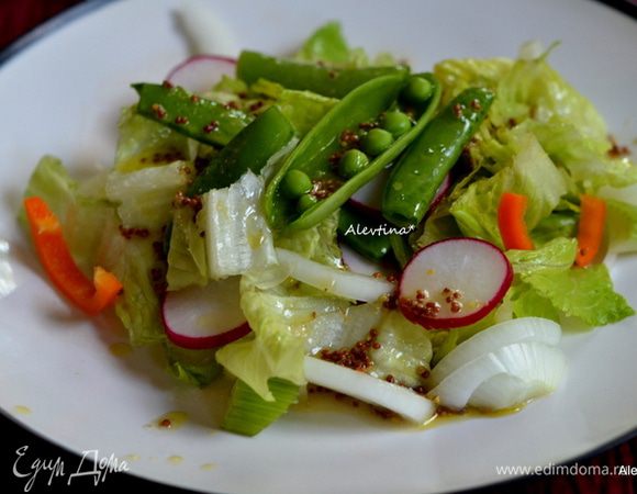 Разделить салат по тарелкам, полить заправкой. Худеем вкусно.