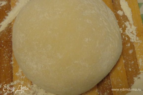 Замесить тесто: взбить яйцо с солью, добавить растительное масло, воду, потом постепенно всыпать муку и замесить крутое эластичное тесто. Завернуть в пленку и дать отдохнуть минут 30.