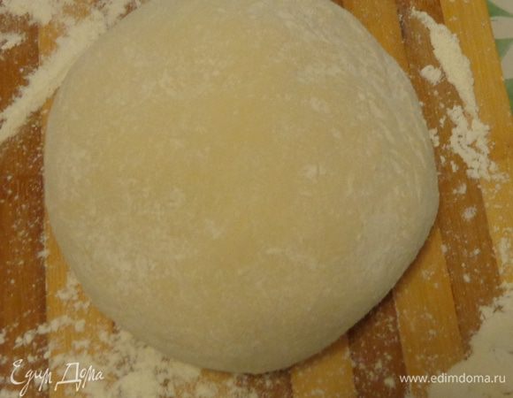 Замесить тесто: взбить яйцо с солью, добавить растительное масло, воду, потом постепенно всыпать муку и замесить крутое эластичное тесто.  Завернуть в пленку и дать отдохнуть минут 30.