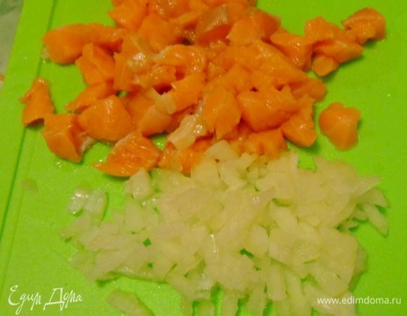 Сделать начинку: мелко порезать филе лосося и лук.