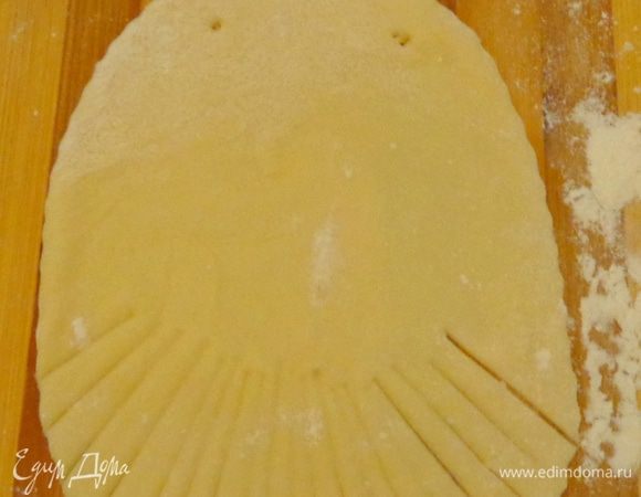 Тесто разделить на небольшие кусочки, скатать в шарики. Каждый шарик раскатать в овал, обрезать немного с одной стороны (рот), а с другой оформить хвост с помощью деревянной шпажки. 