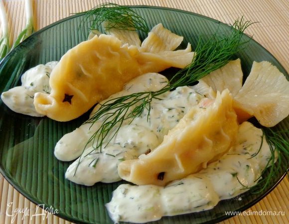 Подавать с соусом: мелко натереть чеснок и огурец, нарубить зелень. Добавить их в смесь майонеза и сметаны. Посолить и поперчить по вкусу.
Приятного аппетита!