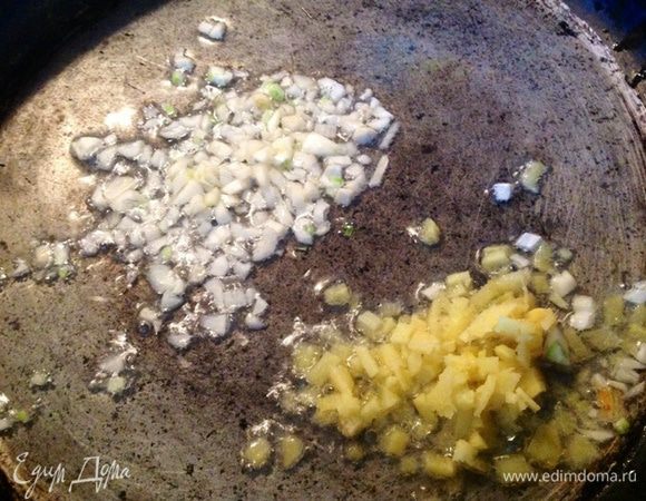 Нарезать мелко чеснок и имбирь, на горячую сковороду налить 2 ст. ложки оливкового масла, выложить туда чеснок и имбирь. В ингредиентах я написала корень имбиря -1, но, конечно, мы режем не целый корень, а небольшую часть его, как на фото.