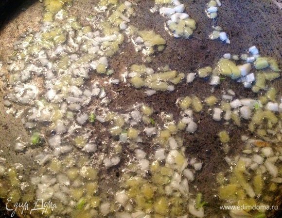 Обжариваем это все вместе 1-2 минуты.