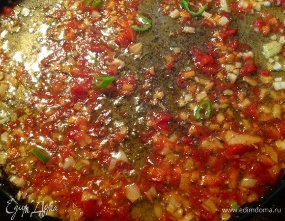 Добавляем туда 2-3 чайных ложки аджики и снова чуть обжариваем, кальмары я разморозила, они были уже очищенные, поэтому я их только порезала на кружочки и добавила на сковороду, тоже немного обжарить.