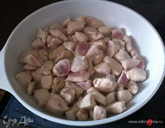 Куриные грудки нарезать порционными кусками. Обжарить на подсолнечном масле до полуготовности. На сливочном будет вкуснее, но я на диете:)