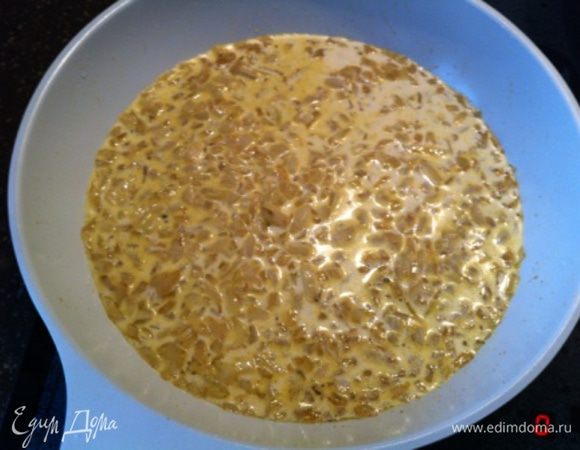 В лук влить сливки. Можно взять любую жирность по желанию. У меня были 10%. 