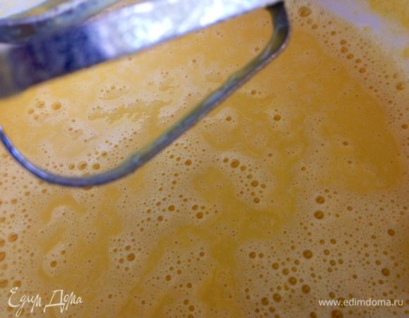 Делаем тесто на лепешки, из этой пропорции выходит 10 лепешек:
взбиваем 1 яйцо, вливаем туда 1,5 стакана воды, всыпаем 1 чайную ложку без горки соли, снова взбиваем, всыпаем постепенно кукурузную муку мелкого помола и снова взбиваем, тесто на лепешки готово.