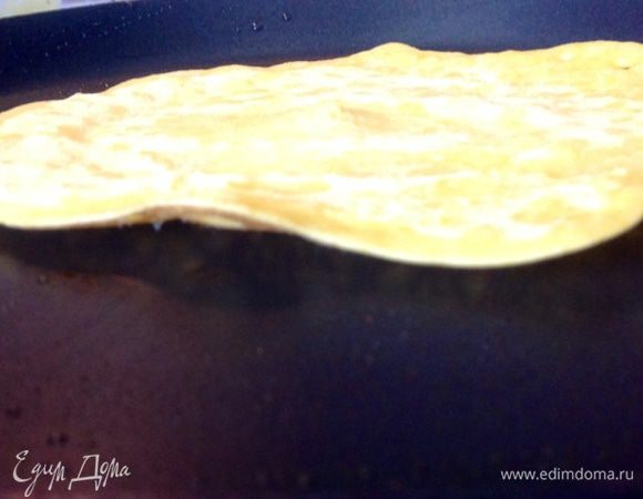 Сковороду смазываем только один раз маслом и выпекаем вот такие лепешки размером как на фото. Печем с двух сторон, когда вторая сторона по краям подсушивается и приподнимаются края (как на фото), то лепешку снимаем со сковороды.