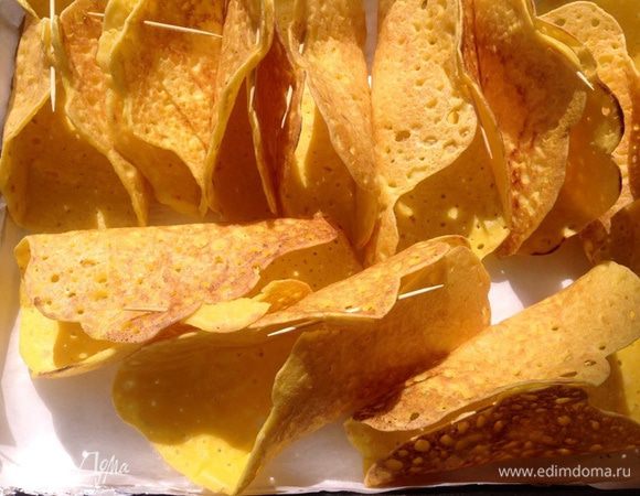 Пока лепешка горячая, мы ее сгибаем и закалываем края зубочисткой (как на фото). В холодном виде лепешка просто треснет, согнуть вы ее уже не сможете.